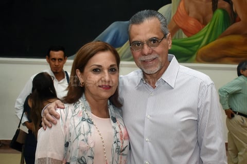 27052018 EN EL TEATRO.  Mayela y Heriberto.