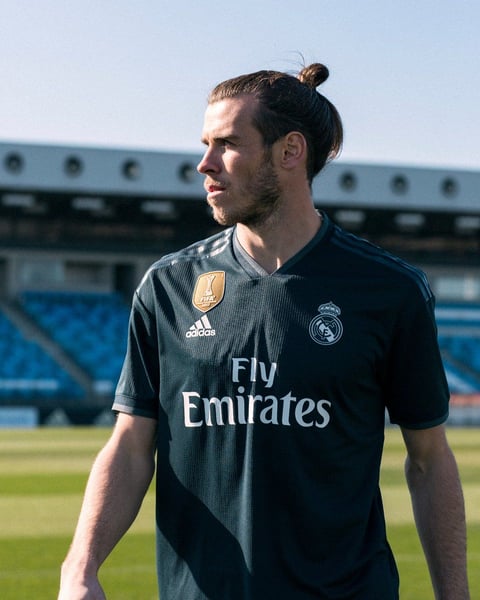 El delantero galés Gareth Bale al igual que Cristiano Ronaldo, quieren dejar el Real Madrid, pero antes el británico posó con su playera nueva.