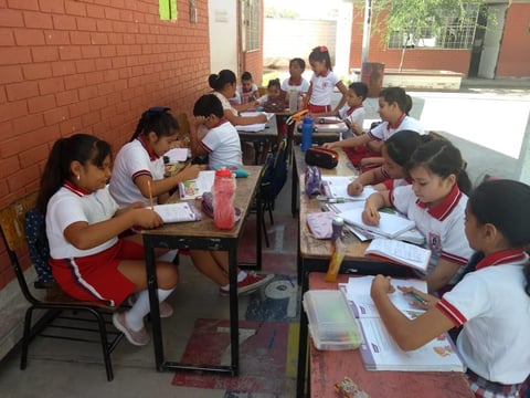 Esta mañana, alumnos y maestros de la primaria Jesús Alejandro Torres de la Rosa de la colonia Rincón La Merced tomaron sus clases en el patio escolar debido a que tienen diversas fallas en las instalaciones eléctricas.