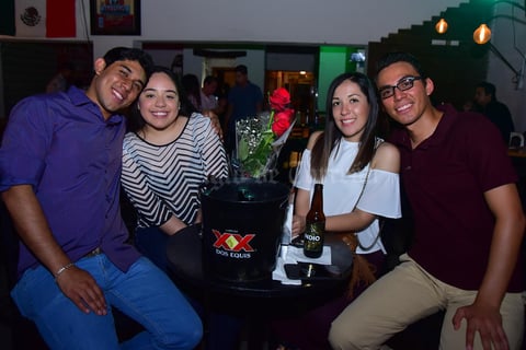 01062018 ENTRE AMIGOS.  Alejandro, Karen, Pily y Miguel.