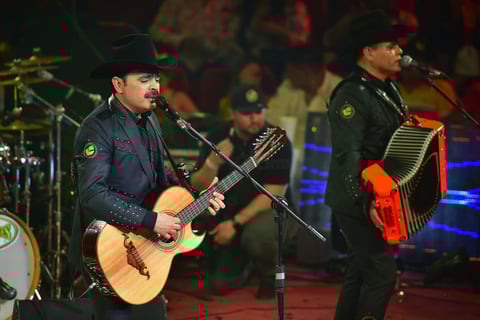 Asímismo, cantaron sus tradicionales corridos.