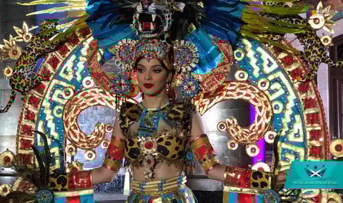 Aquí se le puede ver vistiendo el traje típico "Reina Jaguar" el cual fue diseñado por el duranguense Eduardo Estrada.