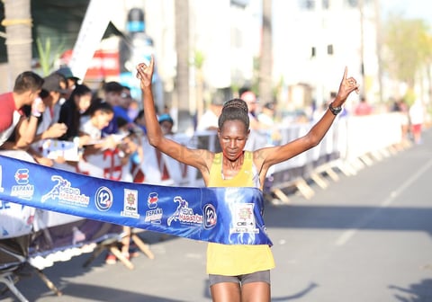 Mientras que la rama femenil la carrera se la lleva Caroline J. Kiptoo.