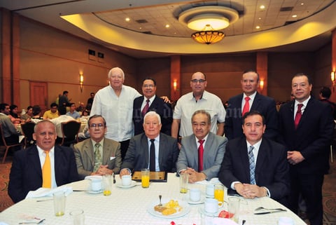 04062018 Jesús G. Sotomayor Garza acompañado de algunos de sus invitados.