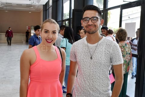 04062018 EN EL TEATRO.  Ivonne e Iván.