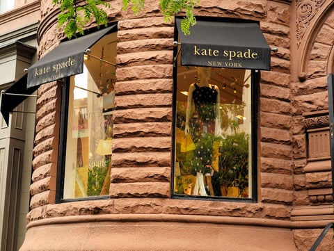 La modista, cuyo nombre de soltera es Katherin Brosnahan, creó su empresa en 1993, abrió su primera tienda tres años después en Manhattan y la convirtió en una reconocida marca a nivel mundial con 140 sucursales en Estados Unidos y 35 más en otras partes del mundo.