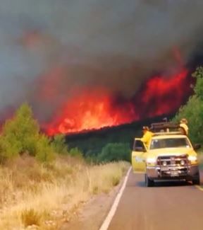 El cual aún se encuentra fuera de control y está siendo atendido por brigadistas de Bomberos y Protección Civil.
