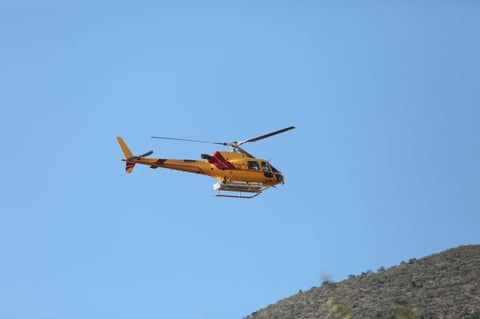 De acuerdo con información del Estado, se encuentran tres helicópteros UH1H con capacidad de carga de 800 a mil 200 litros de agua, para realizar descargas sobre el fuego.