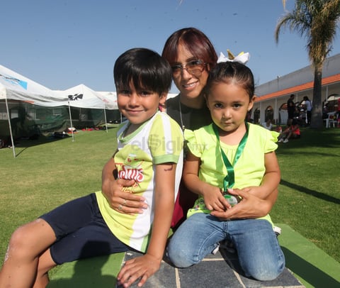 Hazzel Hernández, Samantha Fajardo y Rafael Fajardo.