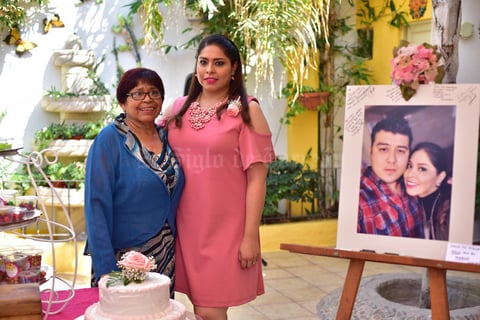09062018 La futura esposa acompañada por la anfitriona de la despedida de soltera.