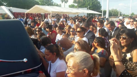 Ciudadanos acudieron a dar el último adiós al exlcalde de Piedras Negras.