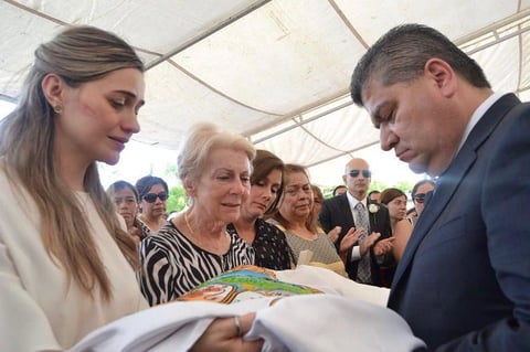 La ceremonia fue presidida por Miguel Ángel Riquelme Solís, quien entregó un lienzo con el escudo de Piedras Negras a Cynthia Villarreal, viuda de Fernando Purón.