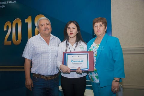 10062018 La destacada alumna acompañada de sus orgullosos padres.