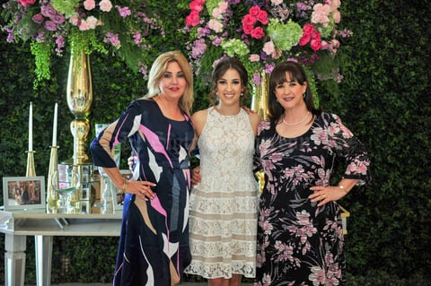 10062018 DESPEDIDA DE SOLTERA.  Ana Rosa Quiroga Fernández en la fiesta de despedida que le organizó su mamá, Rosa María Fernández Ayala, con motivo de su próximo matrimonio con Arturo Gabriel Escobar Rodríguez el 1° de septiembre. Las acompaña María Teresa Rodríguez Tijerina, mamá del novio.