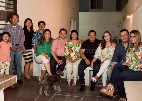 10062018 FESTEJA 42 AñOS DE VIDA.  Alejandro Rivas acompañado de su familia en su fiesta de cumpleaños.