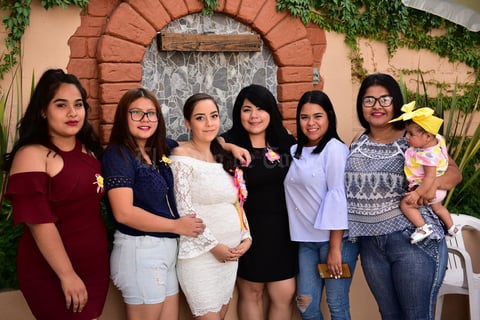 10062018 ESPERA BEBé.  Vanessa Rodríguez González acompañada de sus amigas en su fiesta de canastilla.