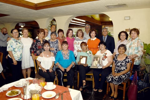 10062018 MERECIDO RECONOCIMIENTO.  Maestra María Teresa Rodríguez Tijerina recibió un reconocimiento por parte de la Generación 68 - 71' de la Escuela 'Normal Gómez Palacio'.