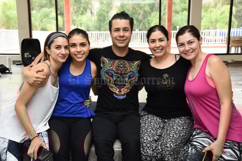 11062018 CLASE MáSTER DE YOGA.  Susy, Angie, Alex Quiyono, Andrea y Laura.