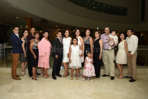 10062018 POR CASARSE.  Aída Sánchez Rentería y Felipe de Jesús Macías Domínguez acompañados de la Familia Sánchez Rentería en su fiesta de despedida.