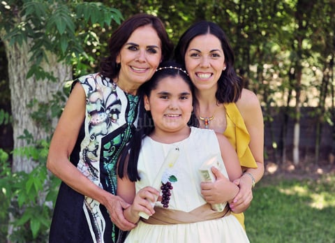 10062018 EN FAMILIA.  Romina acompañada de su abuelita, Pecky, y su mamá, Pamela.