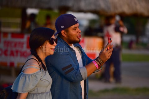 10062018 ASISTEN A CONCIERTO.  Fabiola y Javier.