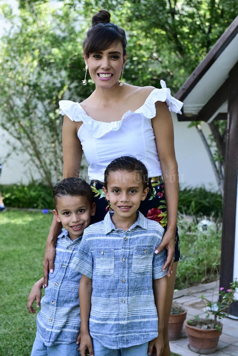 Santi  Emmy y Emilio