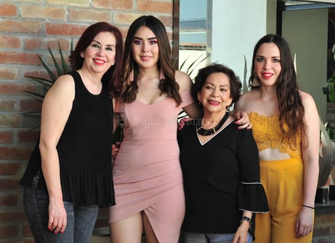 Marina con su mama Monica Santillan Narvaez  su abuelita  Marina Narvaez Luna  y su hermana  Monica Galindo Santillan