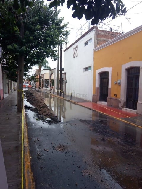 En tanto que en el plano carretero, se reportaron algunos desgajamientos menores en la vía a Parral, en la cual durante algunos minutos la circulación fue limitada, pero no interrumpida.