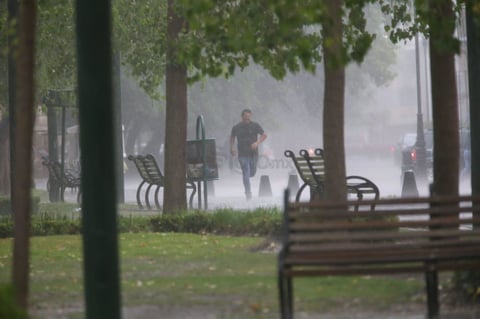 En el primer cuadro el agua subió hasta 30 centímetros en las partes más bajas, provocando que algunos vehículos quedaran varados y que varios comercios optaran por el cierre o la colocación de barreras para evitar que esta invadiera el interior.