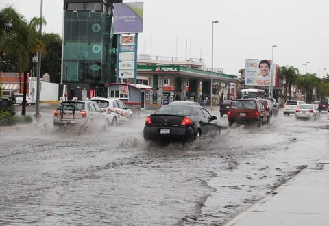 Los primeros visos de lluvia se registraron alrededor de las 16:30 horas y se prolongaron por alrededor de una hora, causando los mayores estragos en el centro y poniente de la ciudad.