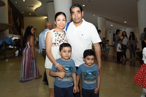 12062018 EN FAMILIA.  Karina, Marcelo, Marcelo y David.