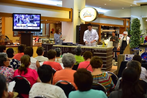 13062018 Las asistentes escucharon con mucha atención a los reconocidos chefs.