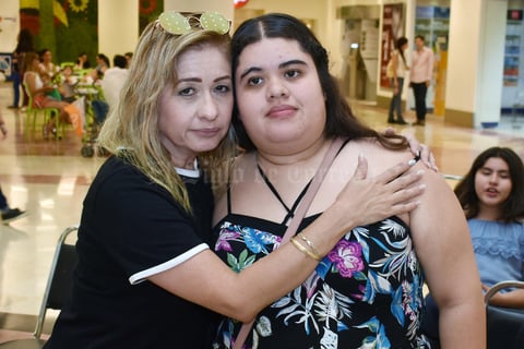 13062018 EN EL MALL.  Eva y Daniela.