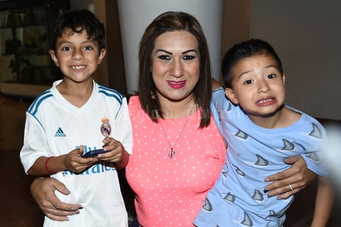 14062018 FELICES.  Paola con Axel y Maximiliano.