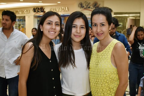16062018 EN EL MALL.  Sofy, Cecy y Liz.