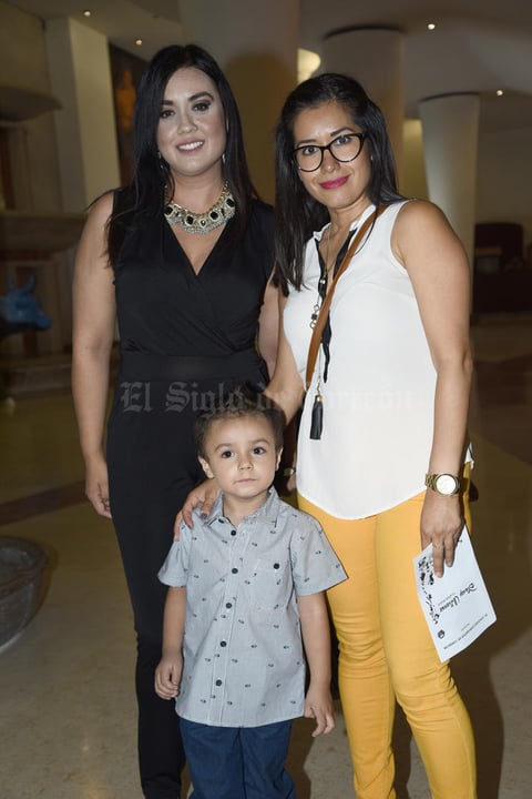 16062018 POSAN PARA LA FOTO.  Tania, Yadira y Mateo.