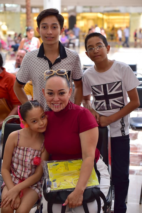 16062018 CAKE SHOWROOM.  Karime, Frida, Óscar y Fernando.