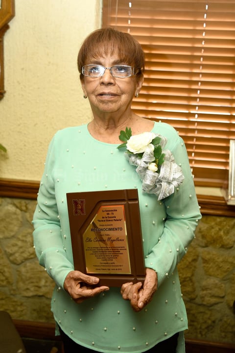 17062018 RECIBE RECONOCIMIENTO.  Elva Carmona Magallanes.