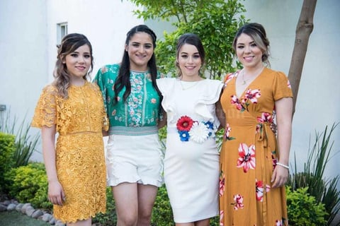 18062018 La festejada con las organizadoras de su fiesta de canastilla: Cecilia Aldape, Jacqueline Aldape y Andrea Alfaro.
