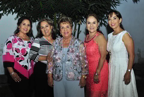 17062018 Muy contenta la cumpleañera en compañía de sus hijas: Raquel, Dolores, Ana María y Carmen Goñi Escajeda.