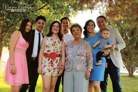 17062018 La festejada acompañada por sus nietos y bisnietos. De izquierda derecha, su bisnieta, Ana Luisa Moreno Amaya, su nieto, Antonio Vargas Goñi, su bisnieta, Zara Carolina Moreno Amaya, su nieto, Iván Vargas Goñi, sus nietos, Ana Laura y Edgar Hiram Moreno Goñi, y su bisnieto, Aarón González Moreno.
