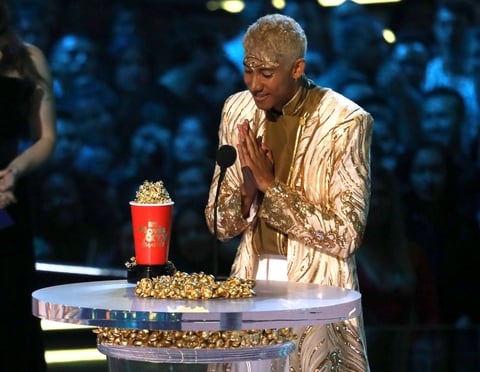 Keiynan Lonsdale acepta el premio al mejor beso por Love Simon.