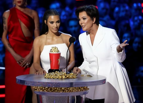 Kim Kardashian West, izquierda, y Kris Jenner aceptan el premio a la mejor serie de realidad por Keeping Up With The Kardashians.