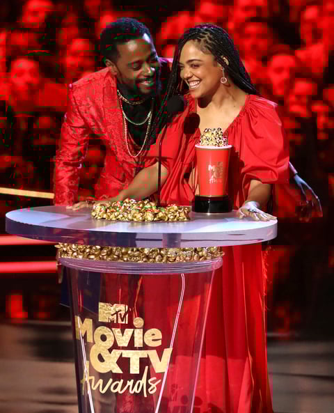 Lakeith Stanfield, izquierda, y Tessa Thompson presentan el premio al mejor villano en los MTV Movie and TV Awards.