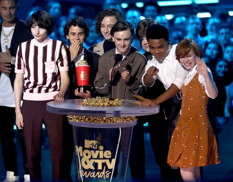 Finn Wolfhard, desde la izquierda, Jack Dylan Grazer, Wyatt Oleff, Jaeden Lieberher, Jeremy Ray Taylor, Chosen Jacobs y Sophia Lillis aceptan el premio al mejor equipo en pantalla por Eso.