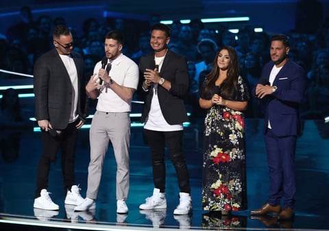 Mike "The Situation" Sorrentino, desde la izquierda, Vinny Guadagnino, Paul "DJ Pauly D" DelVecchio, Deena Nicole y Ronnie Ortiz-Magro, del elenco de "Jersey Shore", presentan al mejor equipo en la pantalla.
