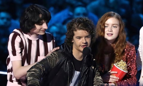 Finn Wolfhard, desde la izquierda, Gaten Matarazzo y Sadie Sink aceptan el premio al mejor espectáculo por Stranger Things.