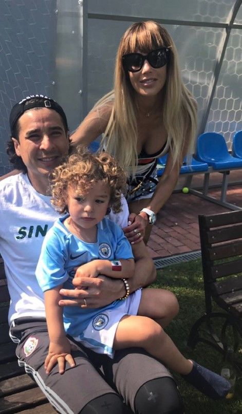 El portero Memo Ochoa posó junto a su esposa y su hijo.