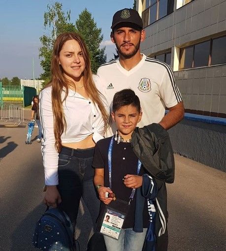 El portero José de Jesús Corona junto a su esposa Melissa y su hijo.