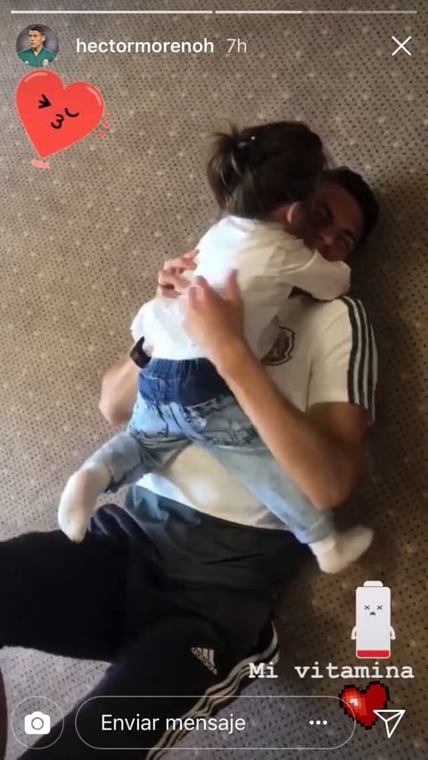 Héctor Moreno compartió una tierna imagen junto a su hijo a través de las historias de Instagram.